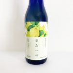 デジタルな版画的手法で描かれた梨と梨の花のイラストのビールラベル
